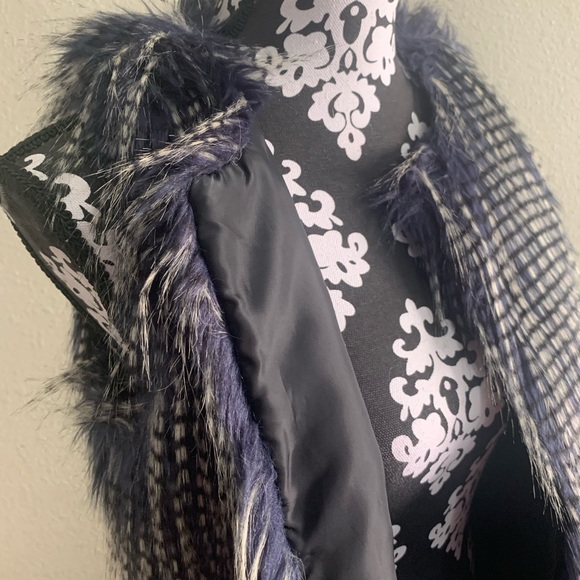 SOLD Worn Once - Faux Fur / Feather Vest - Picture 5 of 7